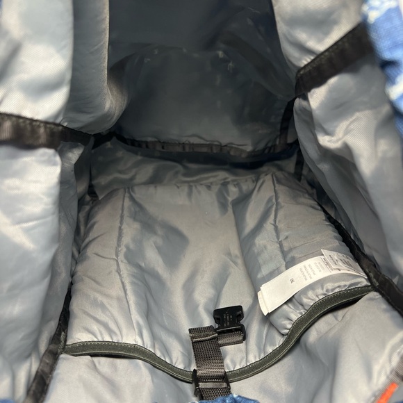 Patagonia Women’s backpack Navy White 18x11x6 - Picture 5 of 5